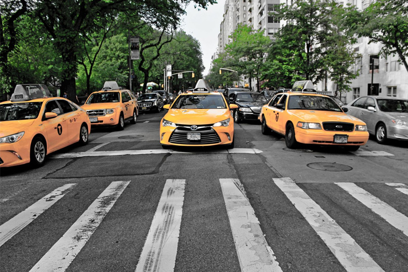 Đặt xe 4 chỗ đi Nội Bài, nên chọn xe riêng hay taxi?