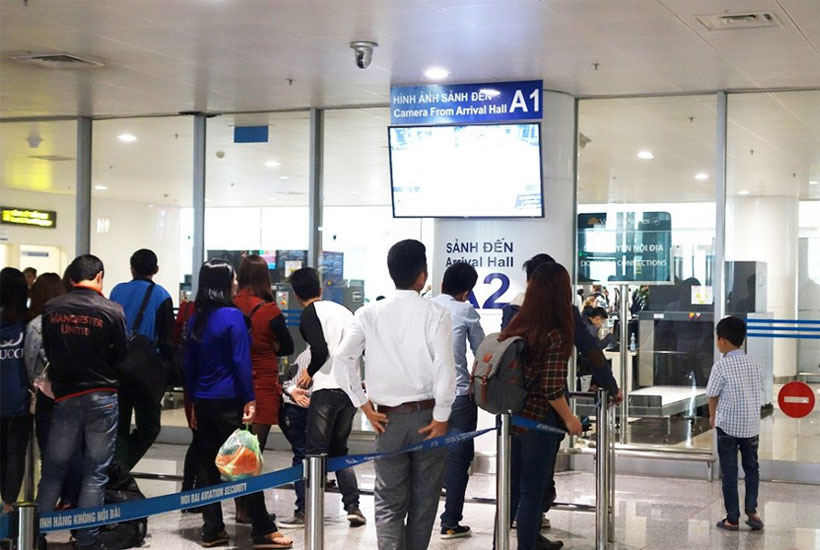 Đón người thân ở đâu tại sân bay Nội Bài?
