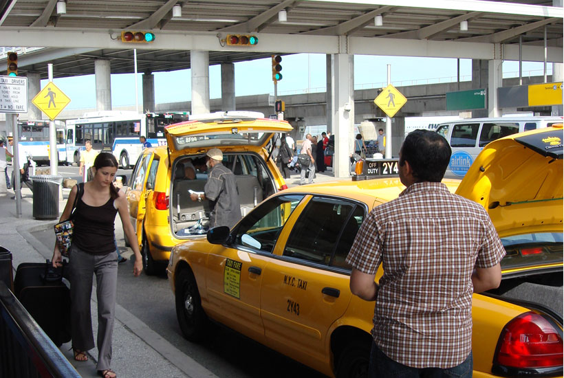 Có nên sử dụng dịch vụ taxi sân bay của khách sạn không?