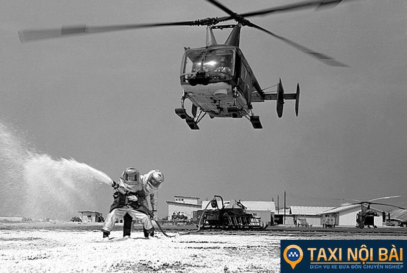 Trực thăng HH-43B Huskie chuẩn bị hạ cánh tại sân bay Cam Ranh, 1968